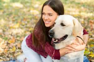 Foto gratuita linda mujer enamorada de su perro