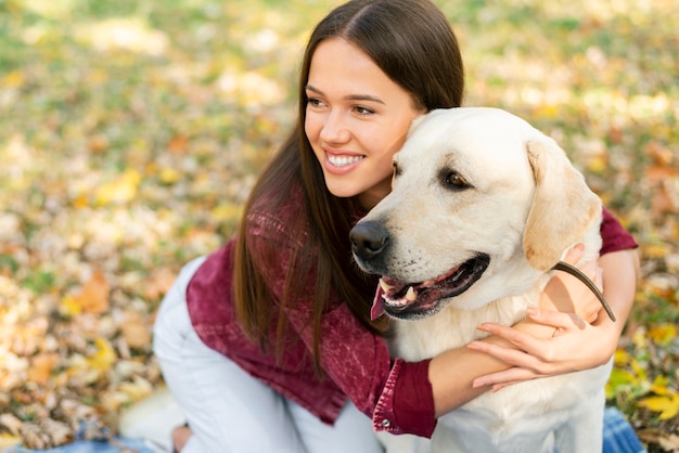 Linda mujer enamorada de su perro