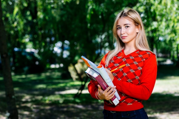 Linda mujer escribiendo en el parque