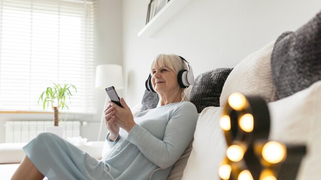 Linda mujer escuchando música en la sala de estar