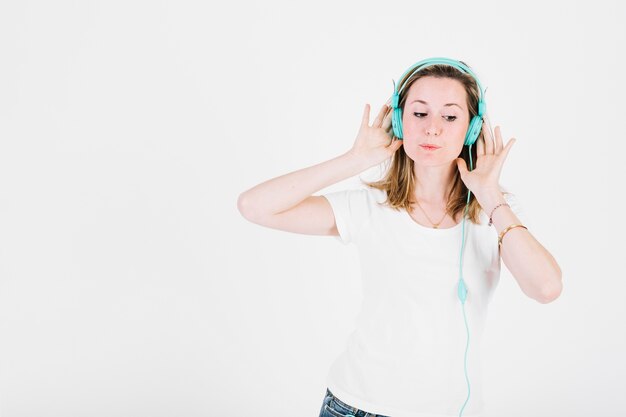 Linda mujer escuchando música