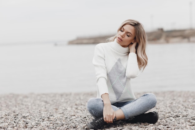 Foto gratuita linda mujer joven al aire libre