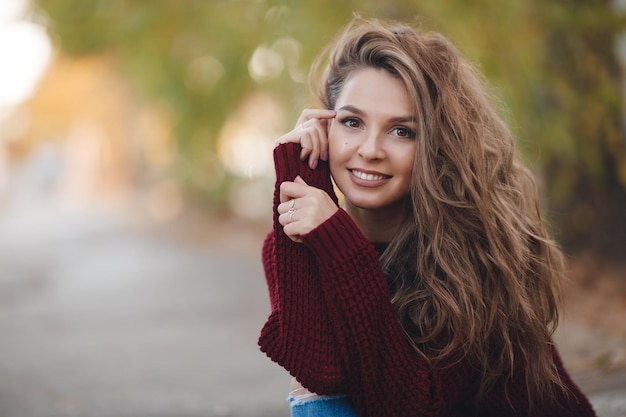 Linda mujer joven al aire libre