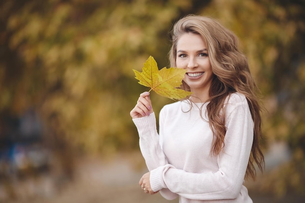 Linda mujer joven al aire libre