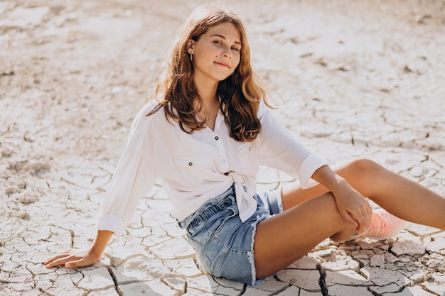 Linda mujer joven con camisa blanca y pantalón azul