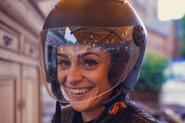 Linda mujer joven con casco de moto.