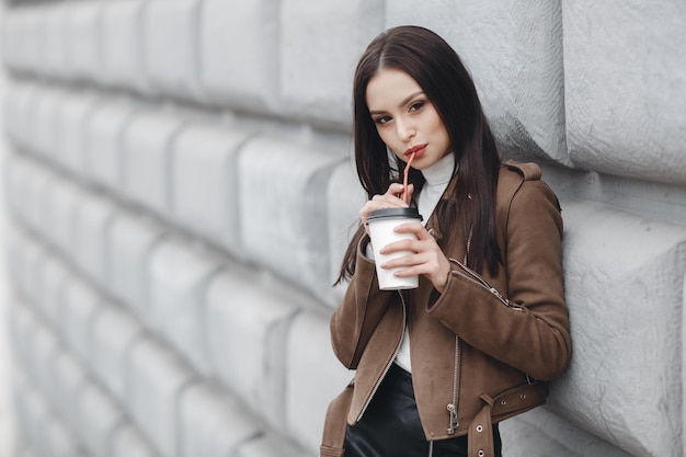 Foto gratuita linda mujer joven con cóctel al aire libre