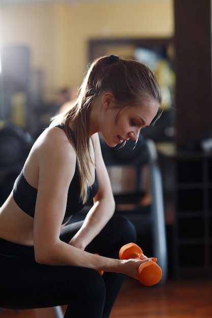 linda mujer joven en el gimnasio