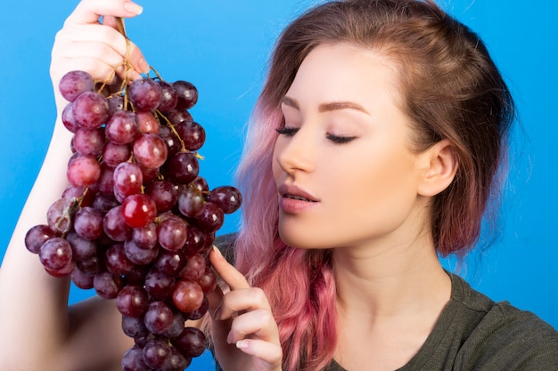 Foto gratuita linda mujer joven con un gran racimo de uvas