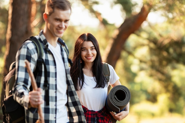 Foto gratuita linda mujer joven y hombre viajando juntos