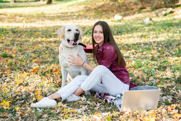 Foto gratuita linda mujer joven con su labrador