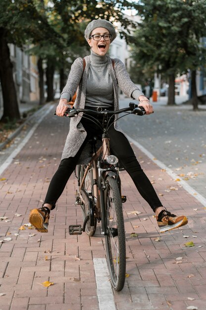 Linda mujer jugando con su bicicleta