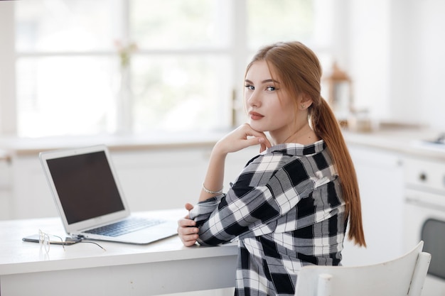 linda mujer con laptop en casa