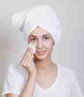 Foto gratuita linda mujer limpiando su rostro