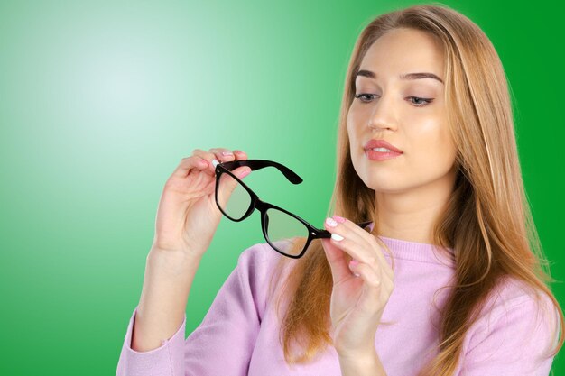 Linda mujer de negocios joven con gafas