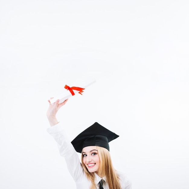 Linda mujer con papel de graduación