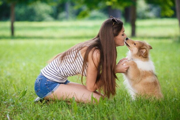 linda mujer con perro al aire libre