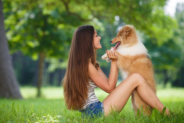 linda mujer con perro al aire libre