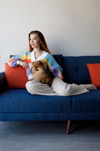 linda mujer con perro en casa