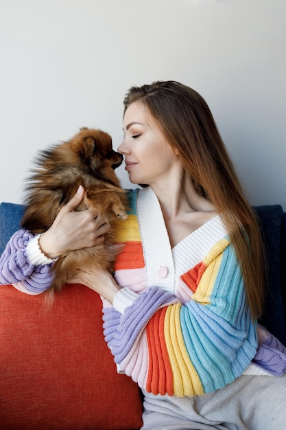Foto gratuita linda mujer con perro en casa