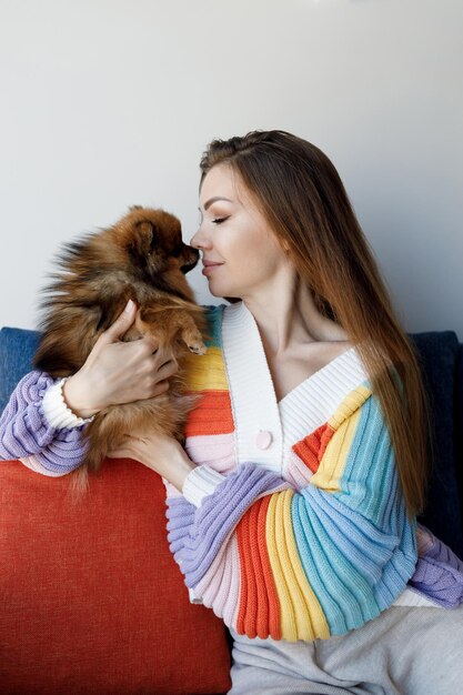 linda mujer con perro en casa