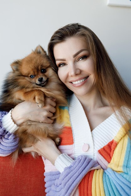 linda mujer con perro en casa