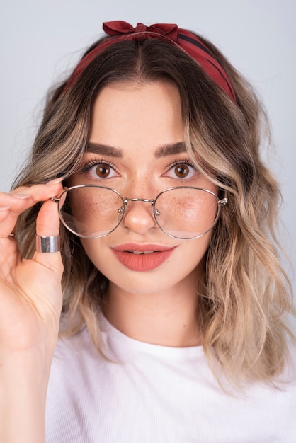 Linda mujer posando con gafas