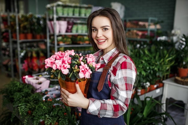 Linda mujer que trabaja en el centro de flores