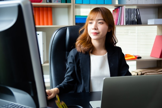 Linda mujer que trabaja en la oficina