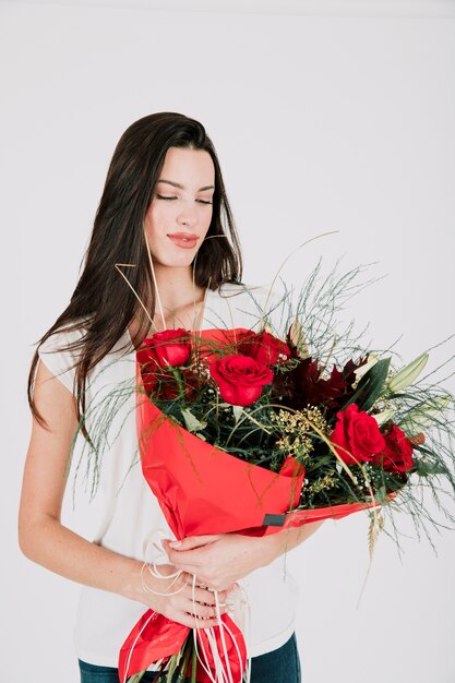 Linda mujer con ramo de flores