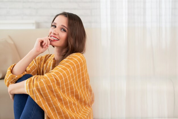 Linda mujer sonriendo juguetonamente a la cámara