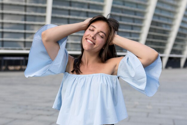 Linda mujer sonriente posando afuera