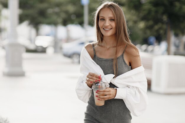 linda mujer sonriente con retrato al aire libre de jugo