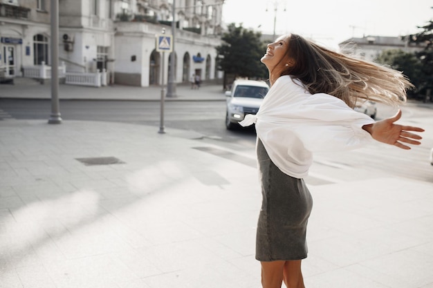 Linda mujer sonriente retrato al aire libre