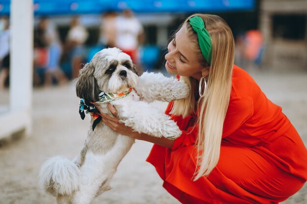 Linda mujer con su lindo perro de vacaciones