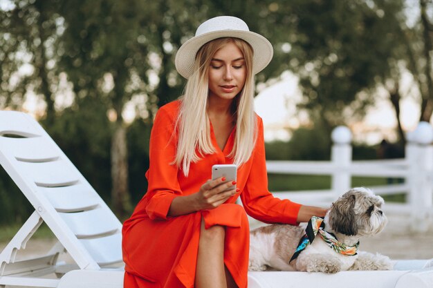 Linda mujer con su lindo perro de vacaciones