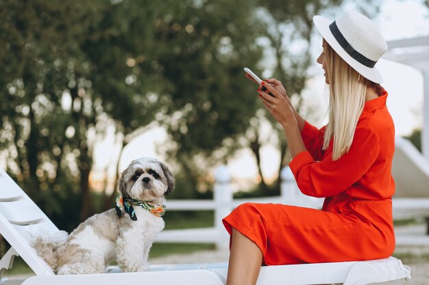 Linda mujer con su lindo perro de vacaciones