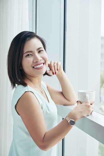 Linda mujer tomando café