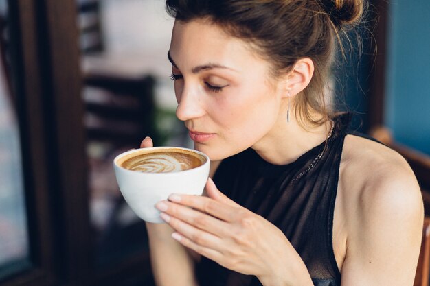 Linda mujer tomando café