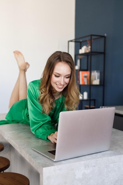 linda mujer trabajando con una laptop en casa