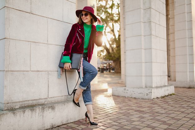 Linda mujer en traje de moda de estilo otoño caminando en la calle