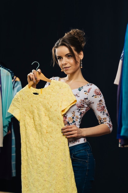 Foto gratuita linda mujer con vestido amarillo