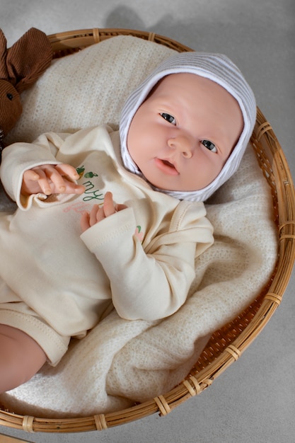 Foto gratuita linda muñeca para niños bodegón