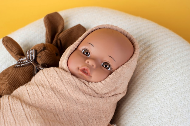 Foto gratuita linda muñeca para niños bodegón