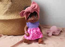 Foto gratuita linda muñeca para niños bodegón