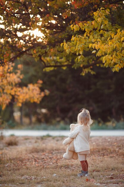 linda niña al aire libre