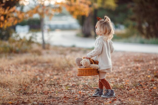 linda niña al aire libre