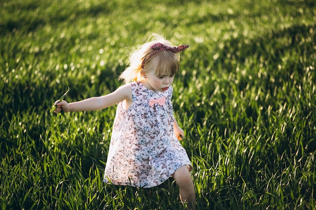 Linda niña en el campo