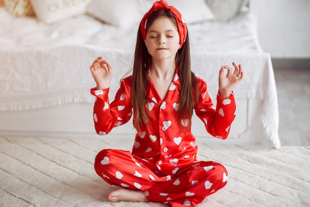 Linda niña en casa en pijama