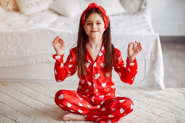 Linda niña en casa en pijama